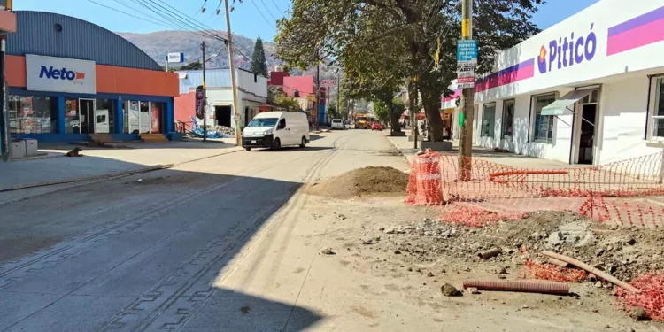 Foto: Jesús Santiago // Basura, tierra, escombro, contaminación e interrupción del tránsito en una obra eterna en San Martín Mexicapan.