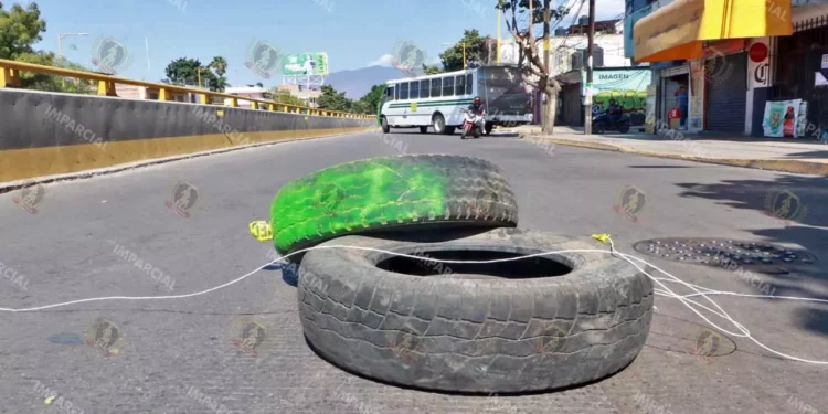 Foto: Adrián Gaytán // Bloqueo en 5 Señores el viernes por sindicalizados. STEUABJO alista marcha y protestas para hoy.