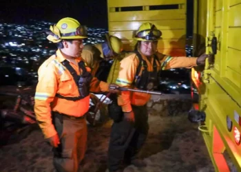 Foto: Gobierno de Oaxaca // Bomberos tras sofocar un incendio en el Cerro del Crestón. Prevén severa temporada para este año.