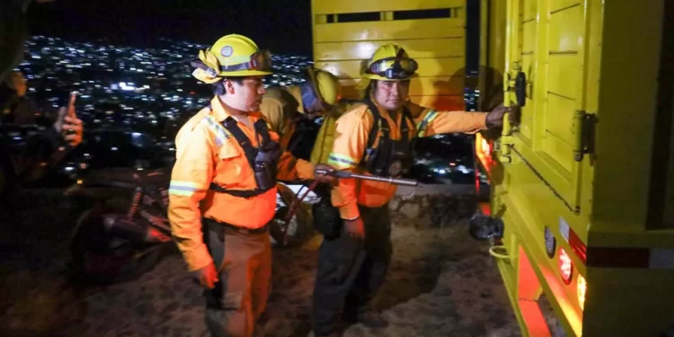Foto: Gobierno de Oaxaca // Bomberos tras sofocar un incendio en el Cerro del Crestón. Prevén severa temporada para este año.