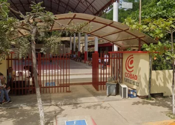 Personas afectadas demandaron destituir al director señalado como generador de problemas en el plantel y la comunidad estudiantil.
