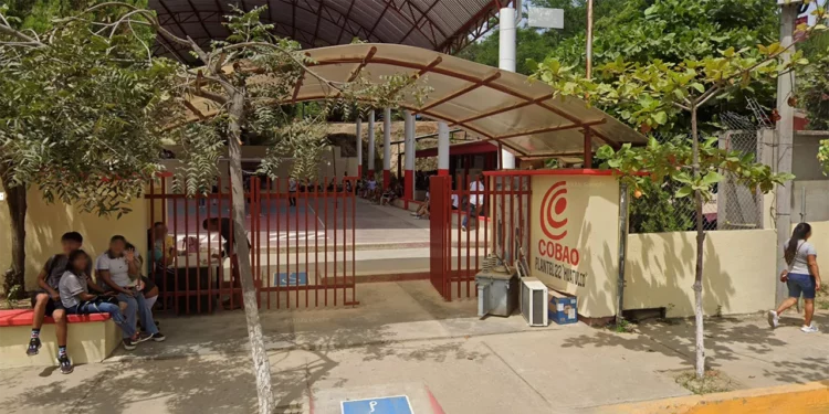 Personas afectadas demandaron destituir al director señalado como generador de problemas en el plantel y la comunidad estudiantil.