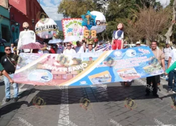 Foto: Adrián Gaytán // Colorida celebración de los 58 años del nivel de Telesecundarias por parte del magisterio oaxaqueño.