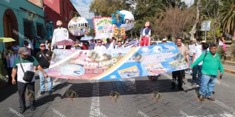 Foto: Adrián Gaytán // Colorida celebración de los 58 años del nivel de Telesecundarias por parte del magisterio oaxaqueño.