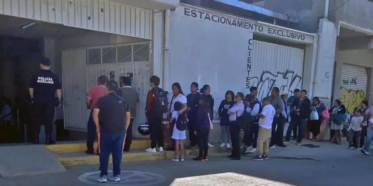 Foto: Yadira Sosa // Como cada año, largas filas en Semovi para el pago de trámites vehiculares.