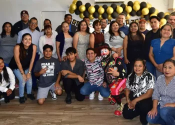 Fotos: Rubén Morales // Compañeros de trabajo se reunieron en el cierre de 2025 para convivir y celebrar.