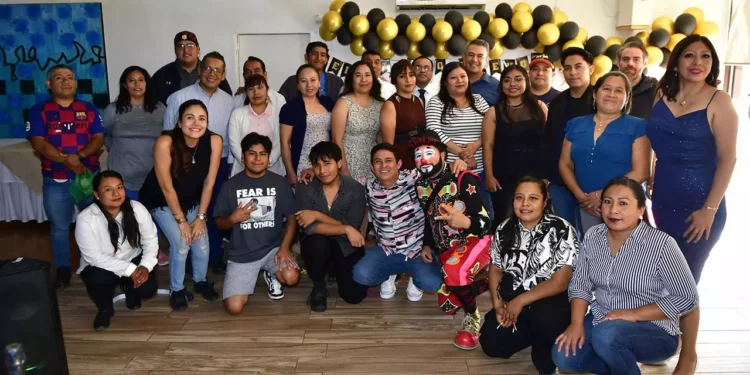 Fotos: Rubén Morales // Compañeros de trabajo se reunieron en el cierre de 2025 para convivir y celebrar.