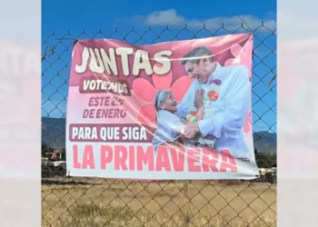 Foto: Especial // Con lonas han tapizado bardas, cercas perimetrales o mallas anticiclónicas en comunidades de Oaxaca.