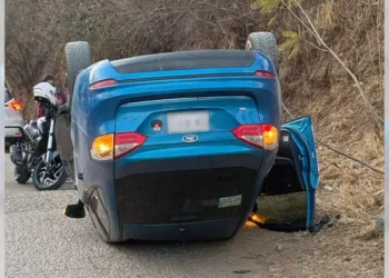 Dos personas resultaron con lesiones menores por este accidente.
