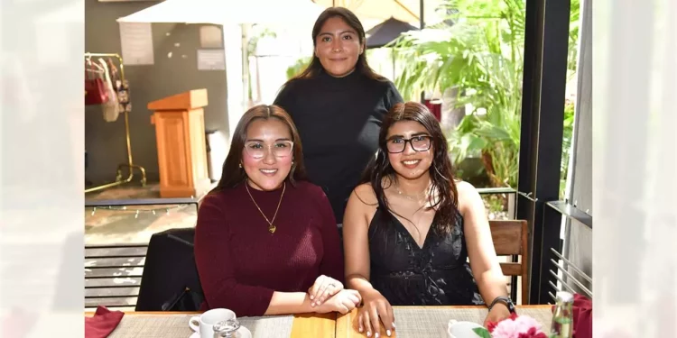 Foto: Rubén Morales // Daniela Mirori, Stephany García y Ruby García se reunieron para celebrar su amistad.