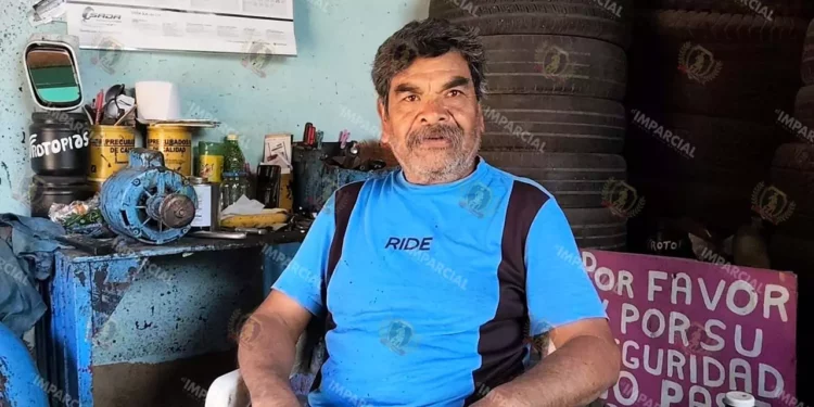 Jesús Santiago // Don Francisco dijo que se han multiplicado los baches y, con ello, ha crecido la demanda de sus servicios.