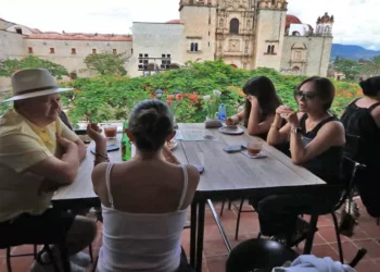 Foto: Adrián Gaytán // Dueños de negocios con terrazas, sin inmutarse ante disposiciones oficiales que se incumplen.