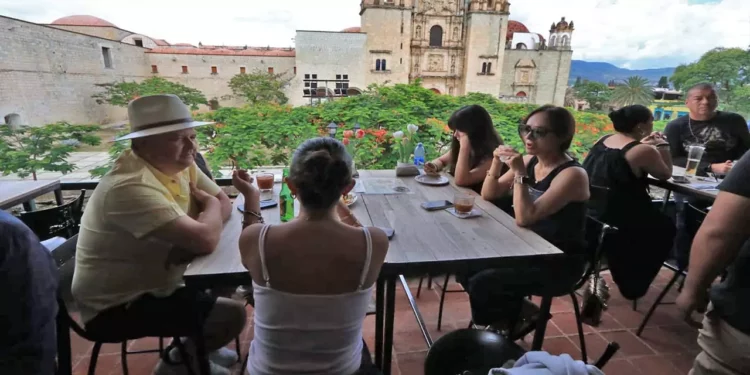 Foto: Adrián Gaytán // Dueños de negocios con terrazas, sin inmutarse ante disposiciones oficiales que se incumplen.