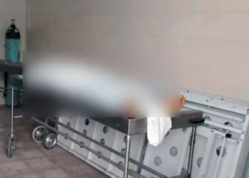 El cuerpo de Santiago fue localizado sin vida en el área de mortuorio del nosocomio.