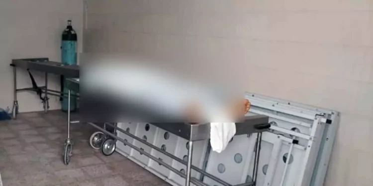 El cuerpo de Santiago fue localizado sin vida en el área de mortuorio del nosocomio.