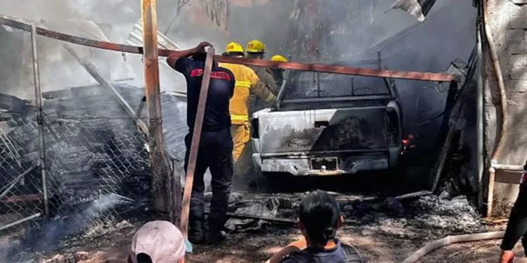 El incendio alcanzó una unidad de motor que se encontraba en el lugar.