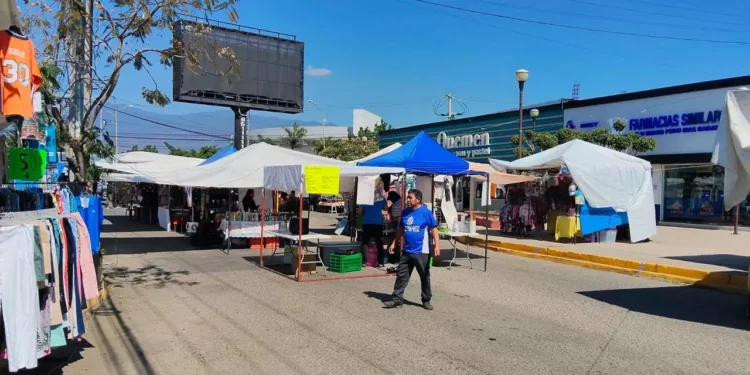 Fotos: Jesús Santiago López // El tianguis de los viernes fue reubicado desde noviembre en la avenida Quinta Las Águilas.