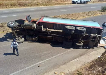 El vehículo quedó recostado sobre uno de sus costados.