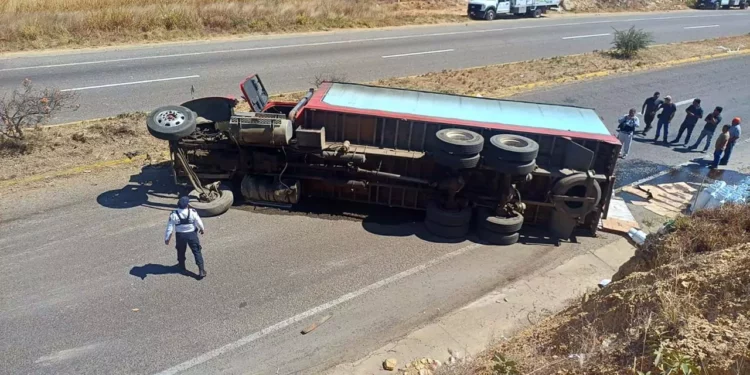 El vehículo quedó recostado sobre uno de sus costados.