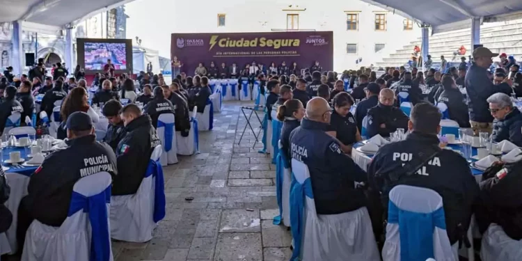 Foto: Jesús Santiago López // En el marco del Día Internacional del Policía, este viernes fueron reconocidos las y los policías de la ciudad de Oaxaca.