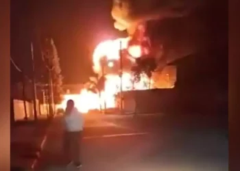 Explosión en ducto de Pemex desata incendio y evacuación masiva en Villagrán
