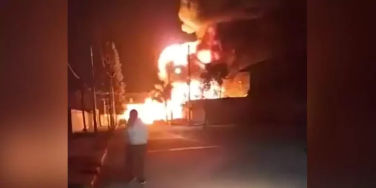 Explosión en ducto de Pemex desata incendio y evacuación masiva en Villagrán