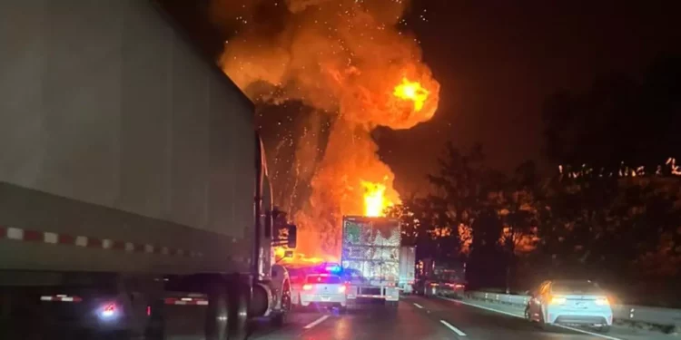VIDEO | Explosión de pipa de gas paraliza la autopista México-Querétaro y moviliza a cuerpos de emergencia