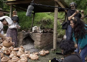 Mujer de Barro se presenta en lengua ayuujk bajo su título original Të'ëxyëjk Ayuujk Na'apëj.