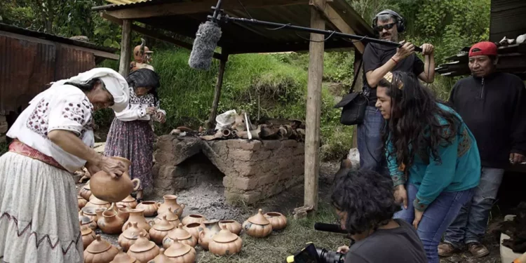 Mujer de Barro se presenta en lengua ayuujk bajo su título original Të'ëxyëjk Ayuujk Na'apëj.