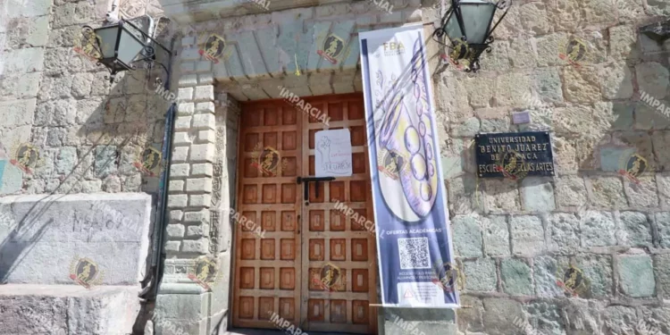 Foto: Adrián Gaytán // El jueves fueron cerradas las instalaciones de la Escuela de Bellas Artes de la UABJO.