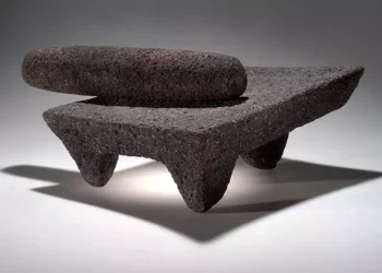 El metate existe mucho antes del 12 de octubre de 1492, así como también el molcajete.