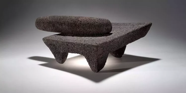 El metate existe mucho antes del 12 de octubre de 1492, así como también el molcajete.