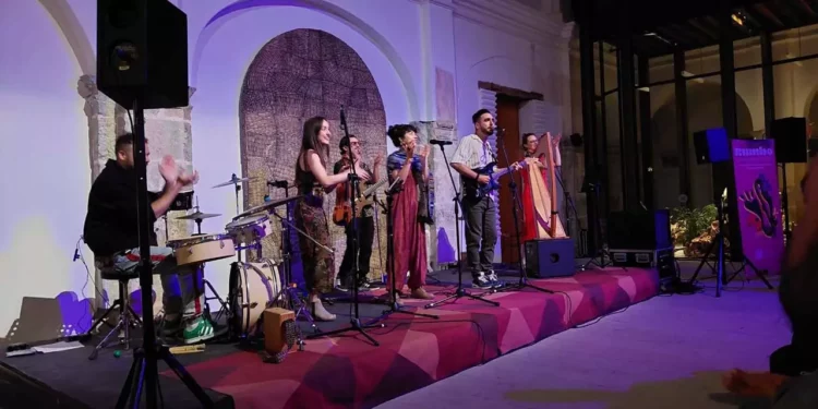 Foto: Facebook Fer Rivas // Presentación de músicos originarios de Escocia