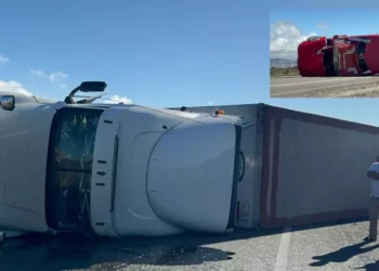 Rachas de hasta 110 km/h provocan volcadura de tráileres en La Ventosa