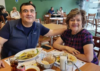 Fotos: Rubén Morales // Ignacio García Osogobio acompañado de su mamá, Soledad Osogobio Cuevas, durante una agradable comida.