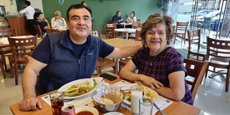 Fotos: Rubén Morales // Ignacio García Osogobio acompañado de su mamá, Soledad Osogobio Cuevas, durante una agradable comida.