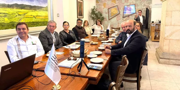 Integrantes de Empresarios Ejecutivos del Estado de Oaxaca A.C. durante su desayuno mensual.