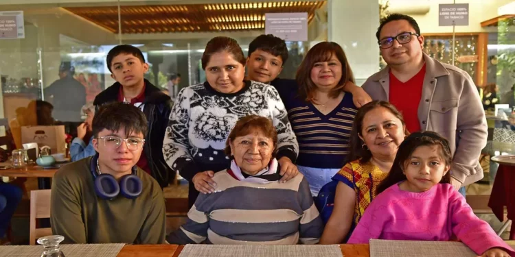 Foto: Rubén Morales // Irma Sarmiento estuvo muy contenta rodeada de sus hijas, hijos y nietos, durante la celebración de su cumpleaños.
