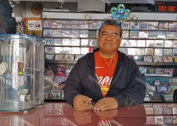 Foto: Lisbeth Mejía Reyes // Juan José Barreta es encargado de la tienda fundada hace casi 46 años por Guisela Katz de Karminski.