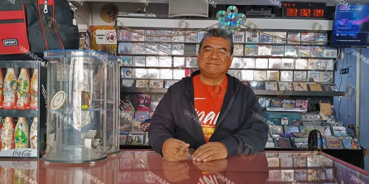 Foto: Lisbeth Mejía Reyes // Juan José Barreta es encargado de la tienda fundada hace casi 46 años por Guisela Katz de Karminski.