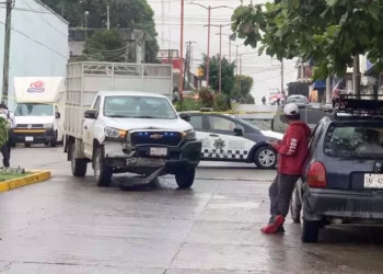 La defensa de la camioneta se rompió por el impacto.