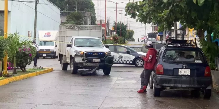 La defensa de la camioneta se rompió por el impacto.