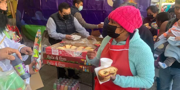 Foto: cortesía // La Fundación Nicoatole festejó el Día de Reyes en Hospital de la Niñez Oaxaqueña, con entrega de juguetes, rosca y atole.