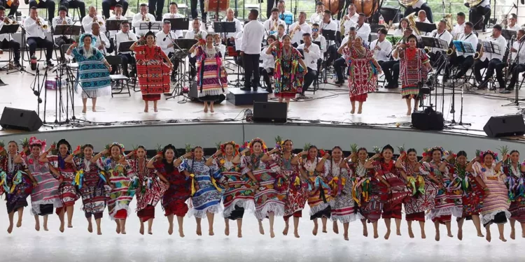 La Guelaguetza, según el gobierno estatal, "no es una marca ni un espectáculo de libre uso comercial".