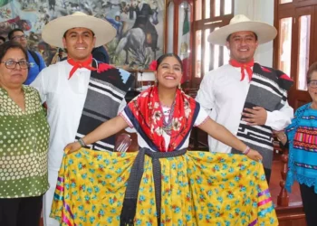 La pareja del Jarabe Mixteco de Huajuapan de León recibió reconocimientos tras su destacada participación en la FITUR 2026.