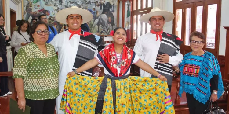 La pareja del Jarabe Mixteco de Huajuapan de León recibió reconocimientos tras su destacada participación en la FITUR 2026.