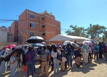 Foto: Lisbeth Mejía Reyes // Largas filas en busca de una vivienda construida por el Infonavit en San Jacinto Amilpas.