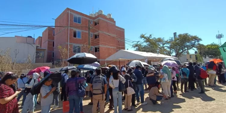 Foto: Lisbeth Mejía Reyes // Largas filas en busca de una vivienda construida por el Infonavit en San Jacinto Amilpas.