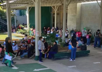 Foto: Yadira Sosa // Largas filas se observan en el Hospital General de la Zona 01 del IMSS por una cita para laboratorio.