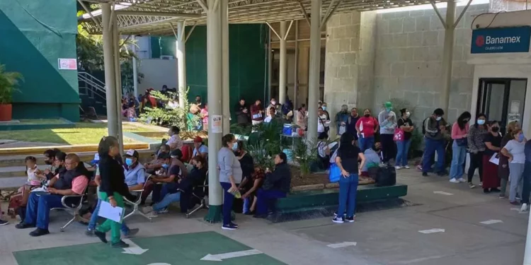 Foto: Yadira Sosa // Largas filas se observan en el Hospital General de la Zona 01 del IMSS por una cita para laboratorio.